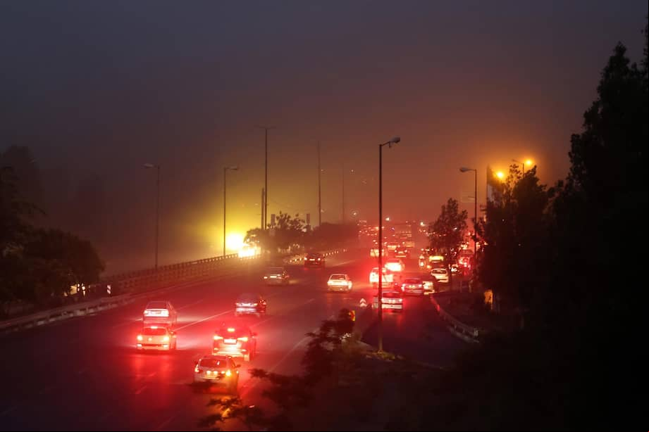 Teherán (Irán (República Islámica del)), 13/06/2025.- Humo se eleva desde un incendio tras un ataque israelí en Teherán, Irán, el 13 de junio de 2025. Israel confirma que ha lanzado ataques contra el programa nuclear iraní mientras se escuchan explosiones en todo el país. Los ataques forman parte de la Operación León Ascendente, declaró el primer ministro israelí, Benjamín Netanyahu, añadiendo que Irán representa una amenaza para la supervivencia misma de Israel. (Teherán)