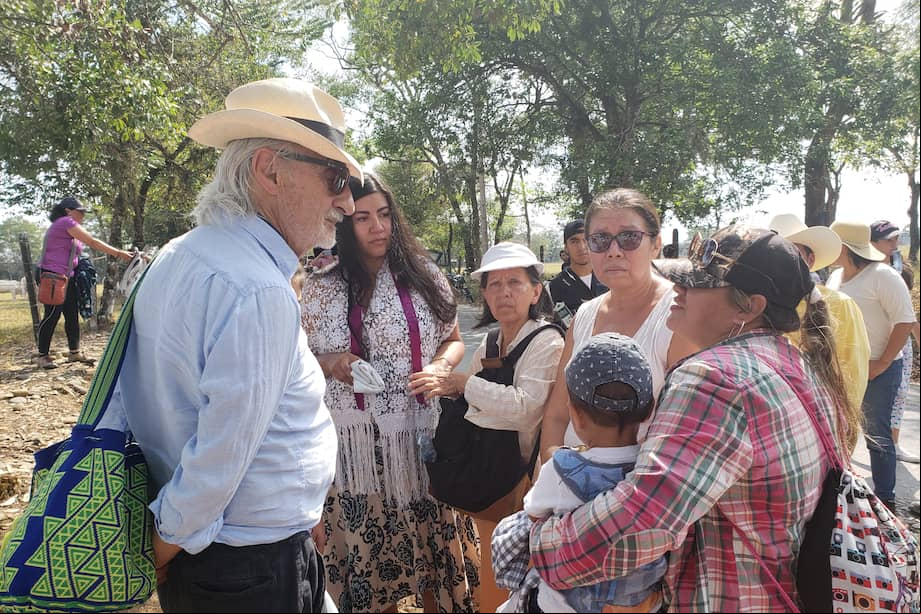 El comisionado Alfredo Molano Bravo durante la peregrinación de las víctimas campesinas del Alto Ariari, en el Meta.