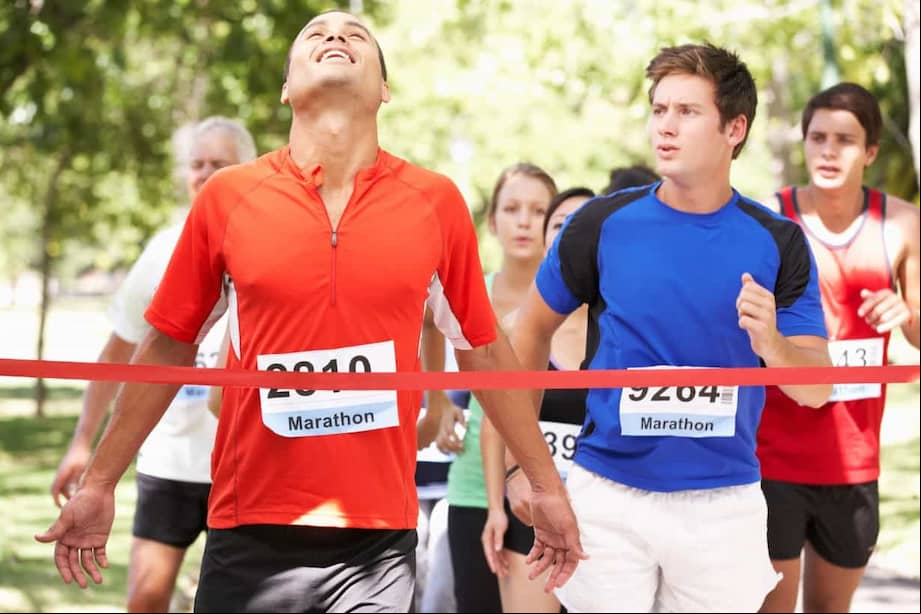 PR, PB y RP representan el mejor tiempo individual de un corredor en una distancia específica. Son conceptos técnicos y motivacionales al mismo tiempo, que permiten medir avances, estructurar entrenamientos y fomentar la permanencia en el deporte.