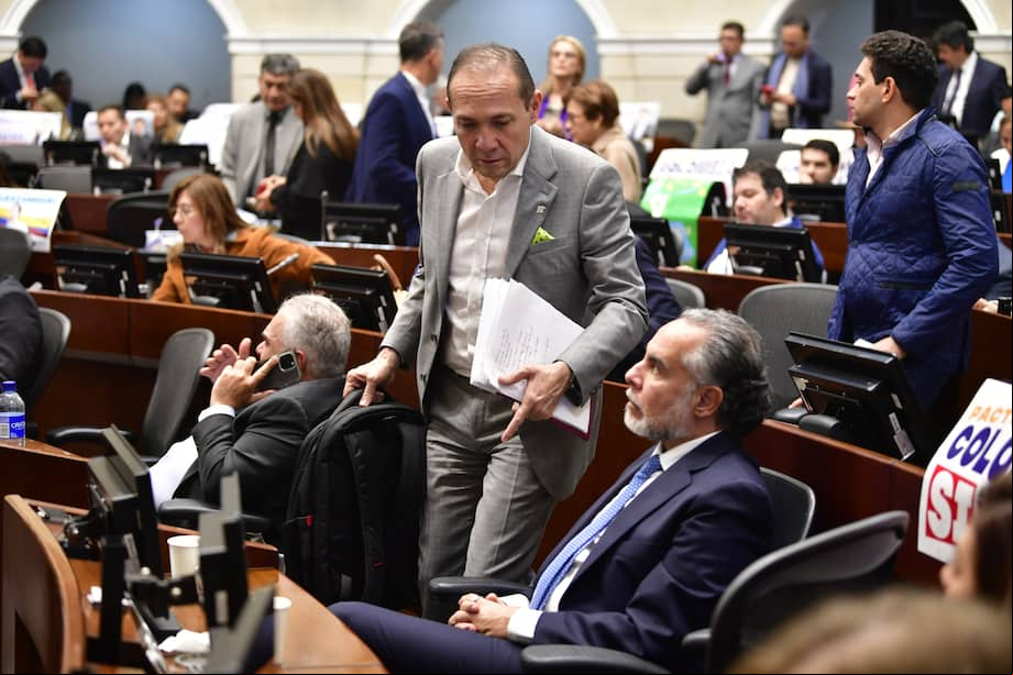 El ministro de Trabajo y el minsitro del Interio han acompañado las sesiones del debate.