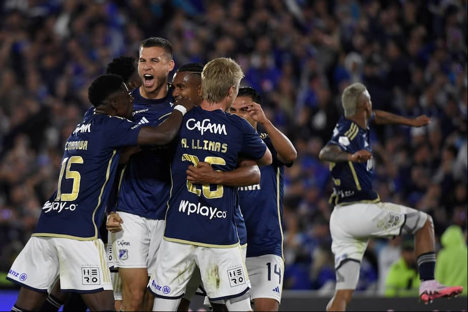 Los jugadores de Millonarios celebran un gol en El Campín.